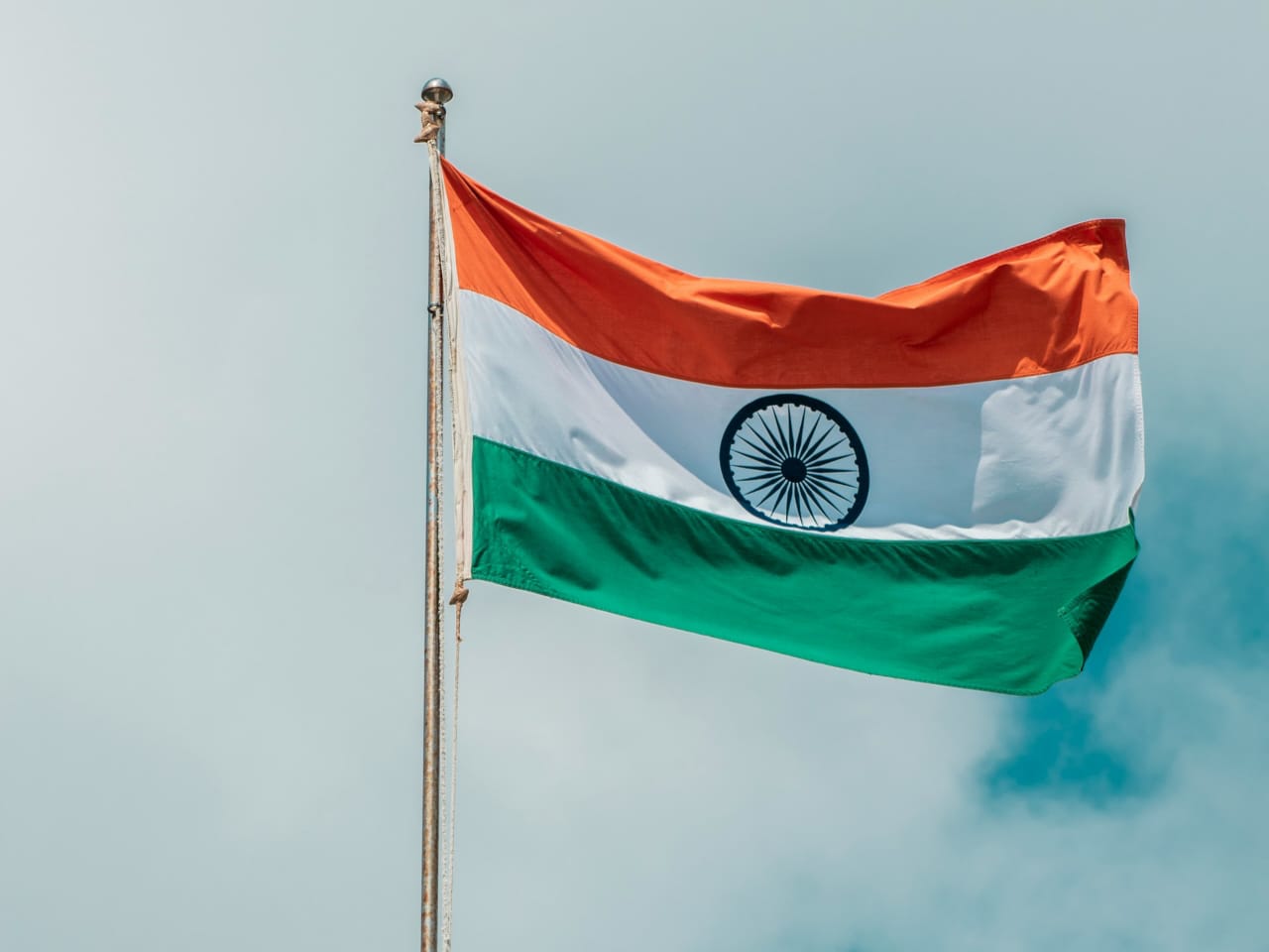 India resmi cabut aturan yang wajib produsen ponsel sertakan aplikasi keamanan milik pemerintah.