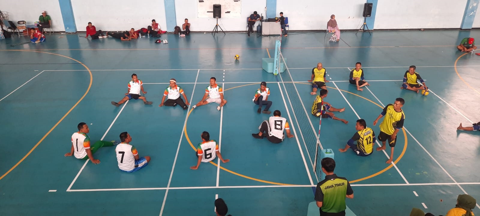 Para atlet cabor voli duduk Kabupaten Tuban ketika berlaga di Keparprov Jatim 2023.