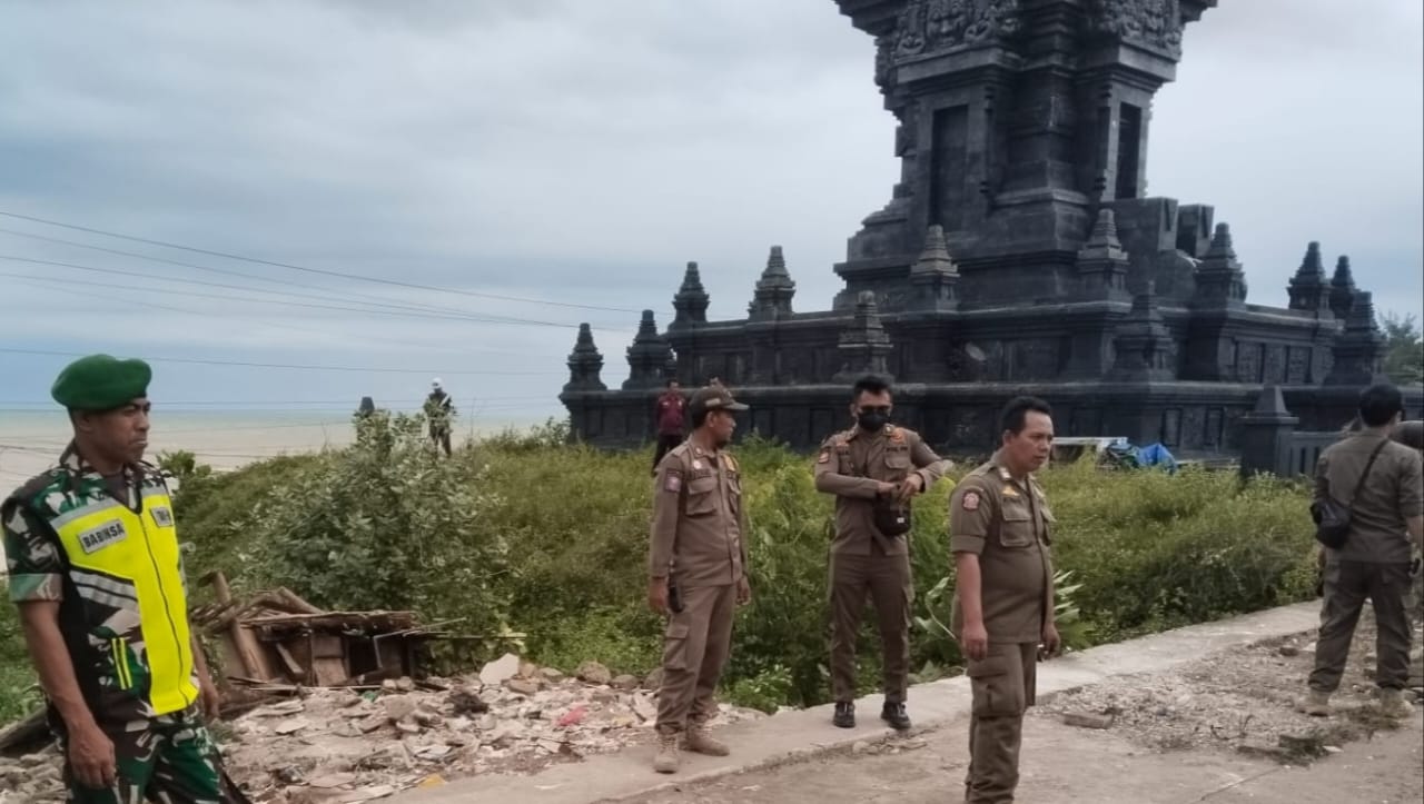 Petugas Satpol-PP Tuban melakukan pembersihan bangunan liar wilayah perbatasan provinsi di Desa Sukolilo, Kecamatan Bancar, kemarin (4/12).