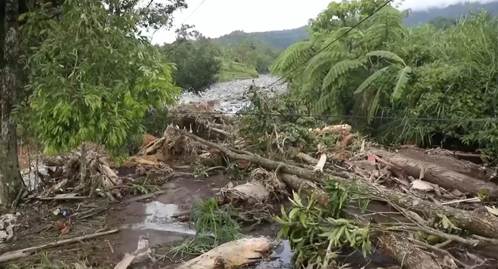 Salah satu dampak banjir bandang di Sumatera Barat