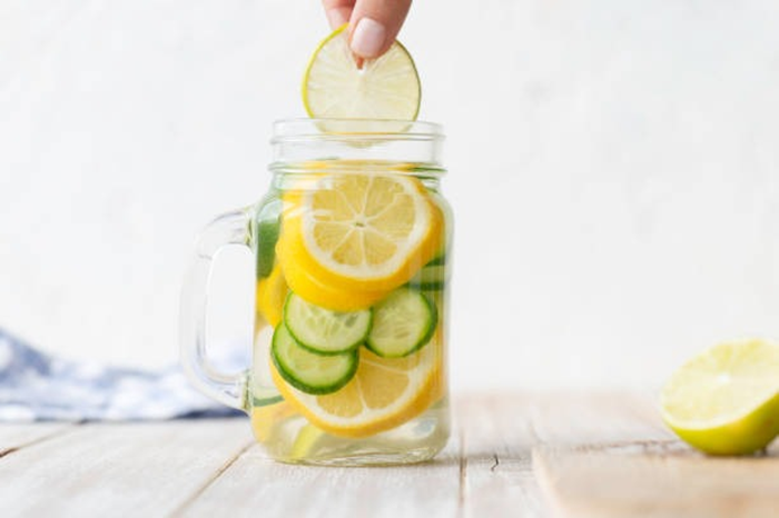 Lemon memiliki vitamin C, antioksidan, serta sitrat yang membantu pencernaan, kulit, dan mencegah batu ginjal.