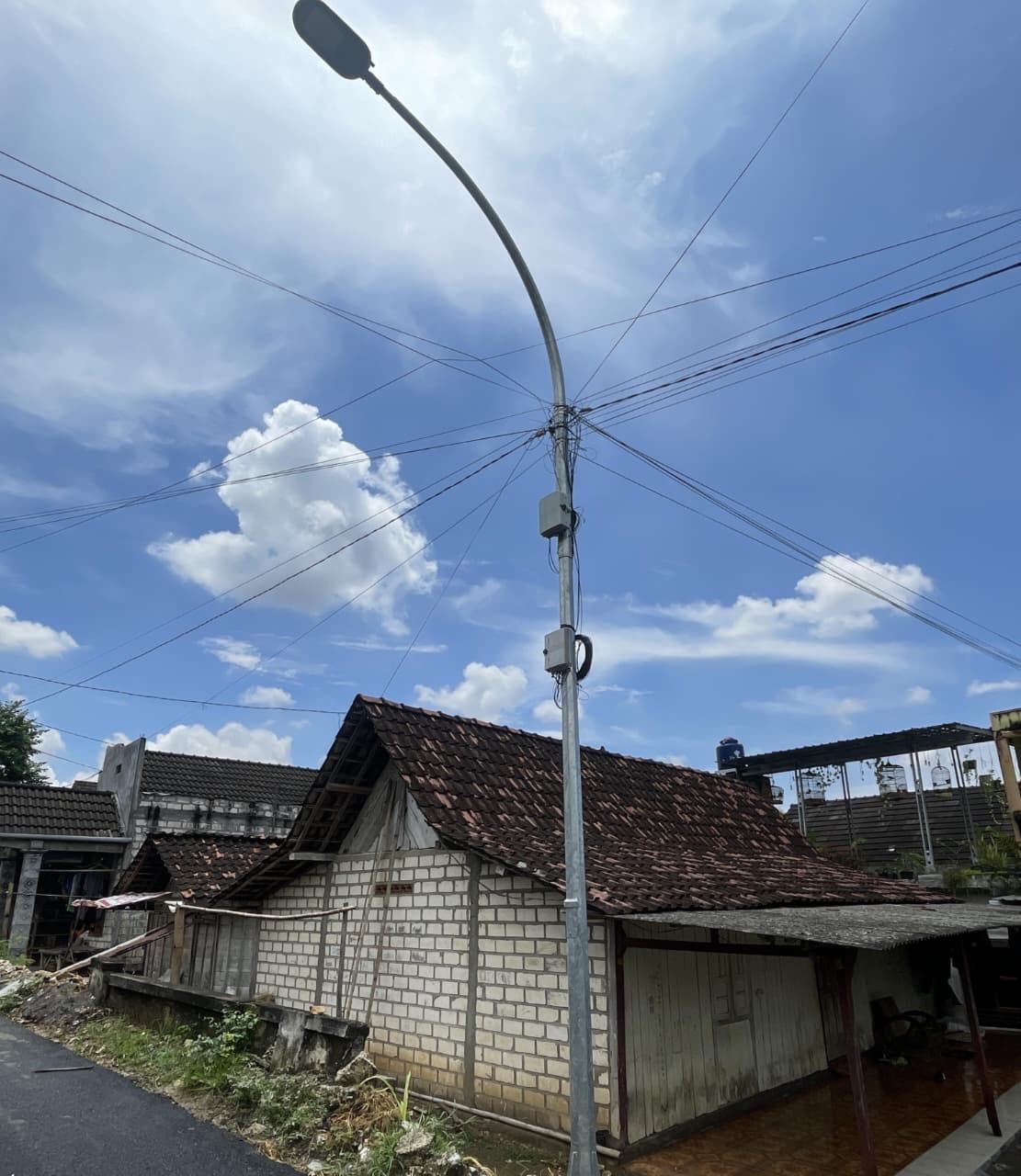 Kondisi salah satu tiang PJU di wilayah Jalan Desa Pakis, Kecamatan Grabagan masih tampak ditumpangi kabel seluler