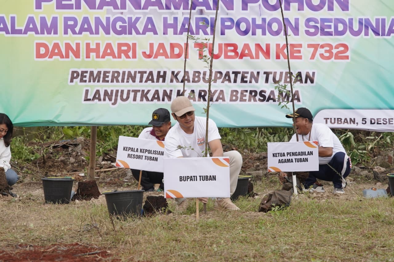Bupati Tuban Aditya Halindra Faridzky bersama jajaran forkopimda menanam pohon dalam rangka memeringati Hari Pohon Sedunia
