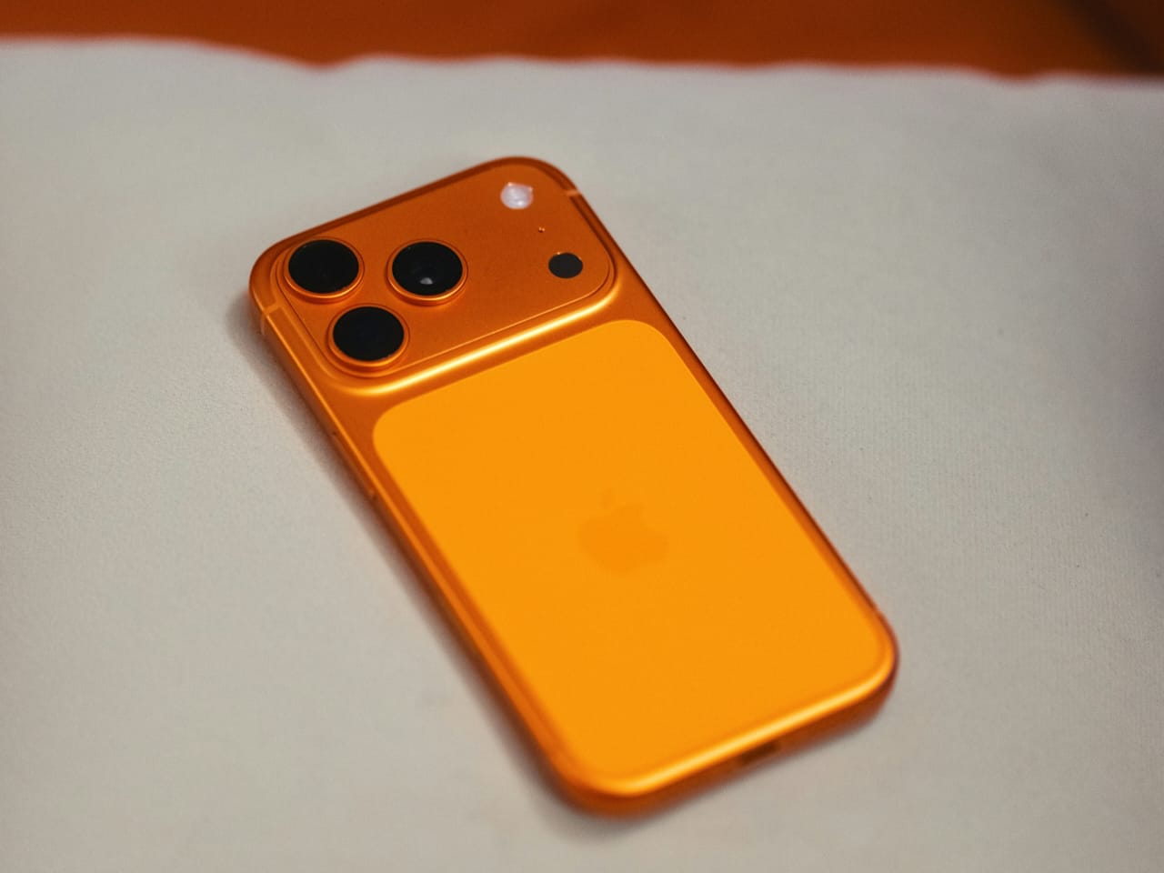 Apple gandeng Intel untuk produksi chip iPhone mulai tahun 2028.