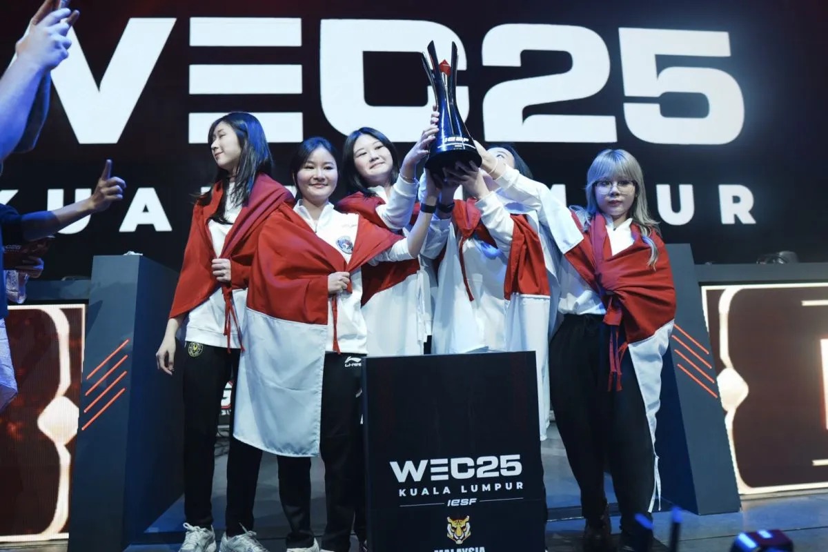 Tim nasional esports Indonesia nomor Mobile Legends: Bang Bang putri mengangkat trofi IESF World Esports Championship (WEC) 2025 di Kuala Lumpur, Malaysia, Sabtu (6/12).