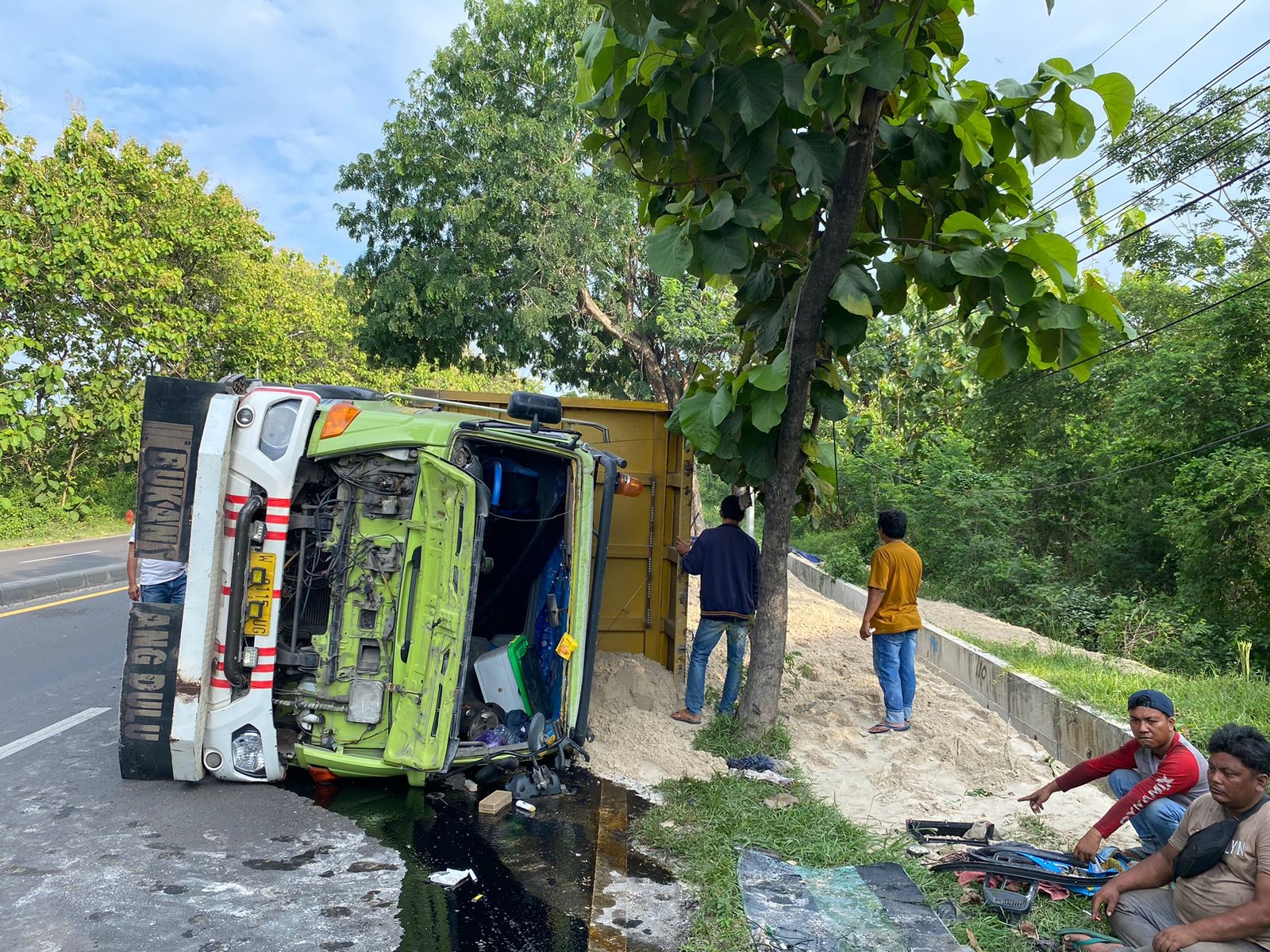 Sebuah truk terguling setelah tak mampu mengendalikan kecepatan di jalan Tuban-Jenu,&nbsp; Minggu (30/11).