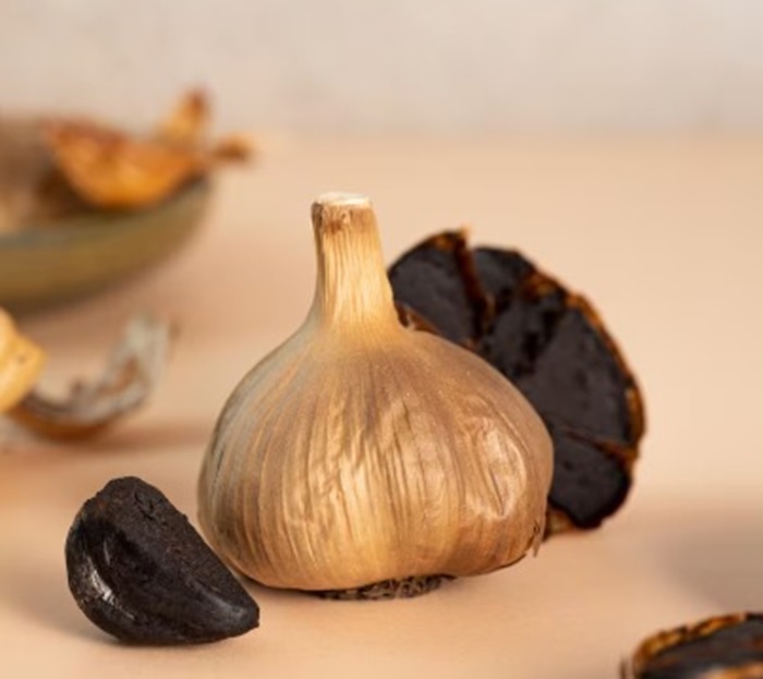Fermentasi bawang putih menghasilkan black garlic yang kaya nutrisi