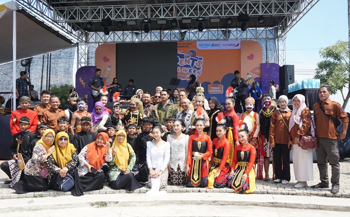 Sejumlah panitia dan peserta Students Festival Week berfoto bersama Bupati Tuban Mas Lindra.