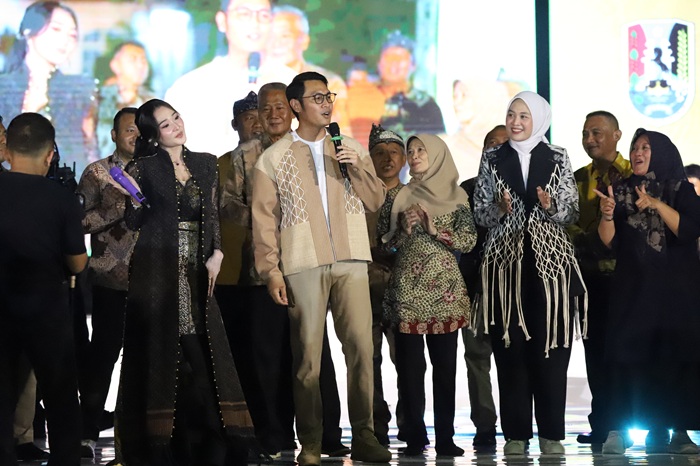 Bupati Tuban Mas Lindra bersama Wakil Bupati Tuban Joko Sarwono saat menghibur masyarakat di malam BTFSC.