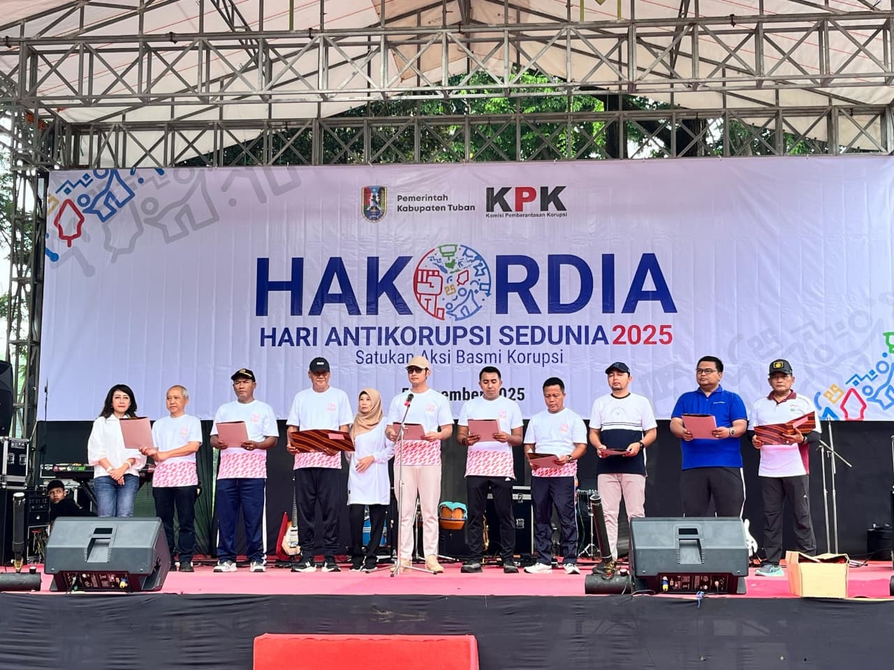 Bupati Tuban Mas Lindra memimpin deklarasi Komitmen Tolak KKN bersama Forkopimda.