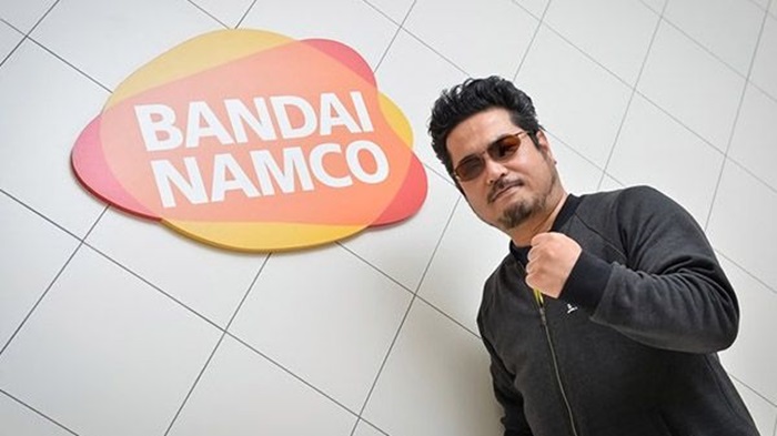 Foto Katsuhiro Harada bersama logo Bandai Namco.
