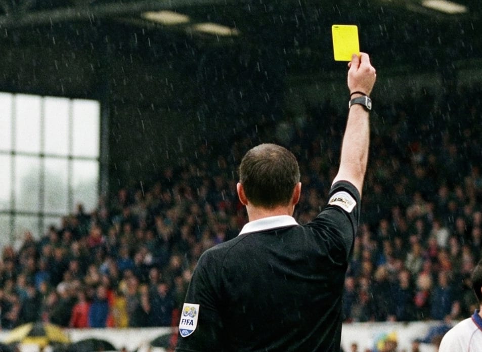 Ilustrasi wasit pertandingan sepakbola.