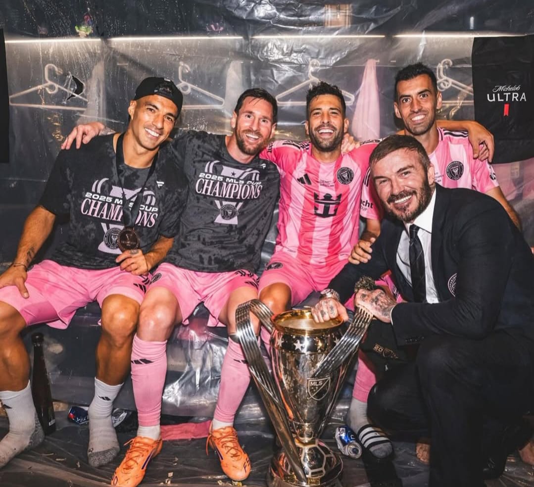 Pemilik klub Inter Miami, David Beckham, berpose bersama para pemainnya pasca menjuarai MLS Cup.