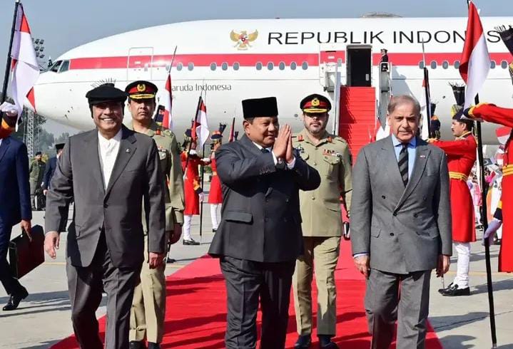 Presiden Asif Ali Zardania, didampingi perdana menteri Muhammad Shehbaz, menerima kedatangan Presiden RI Prabowo Subianto saat tiba di nur khan airbase.