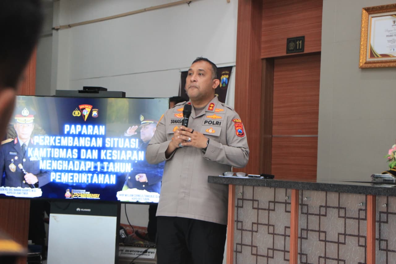 Polda Jatim mengambil tindakan tegas dengan mencopot Kapolres Tuban AKBP William Cornelis Tanasale usai muncul dugaanpermintaan setoran dan pelanggaran anggaran operasional.