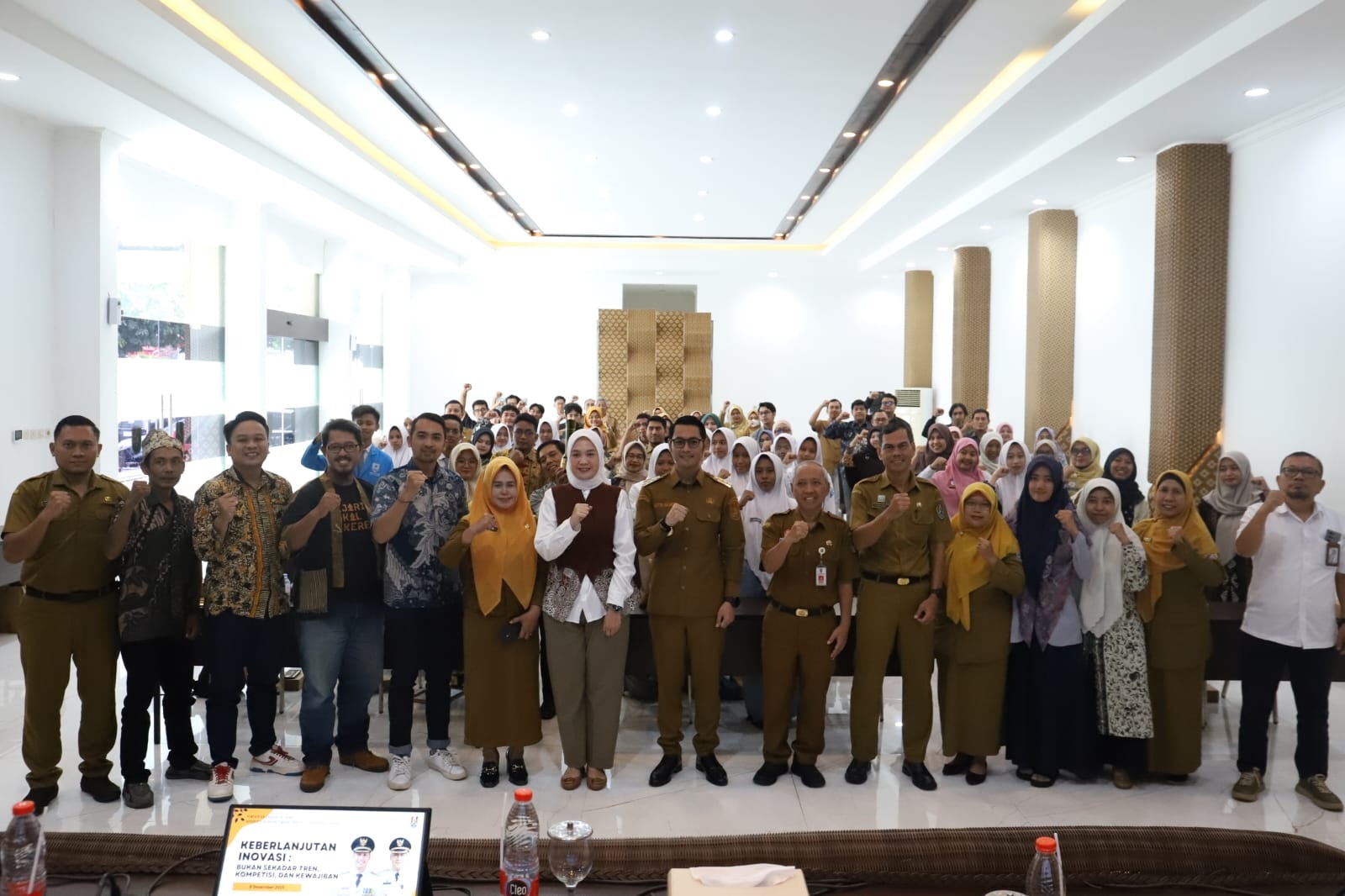 Bupati Tuban Mas Lindra foto bersama Sekda Budi Wiyana, Kepala Bapperida Abdul Rakhmat, Ketua Dekranasda Tuban Aulia Hany, dewan juri, kepala OPD, pimpinan perusahaan, inovator Tubernova.