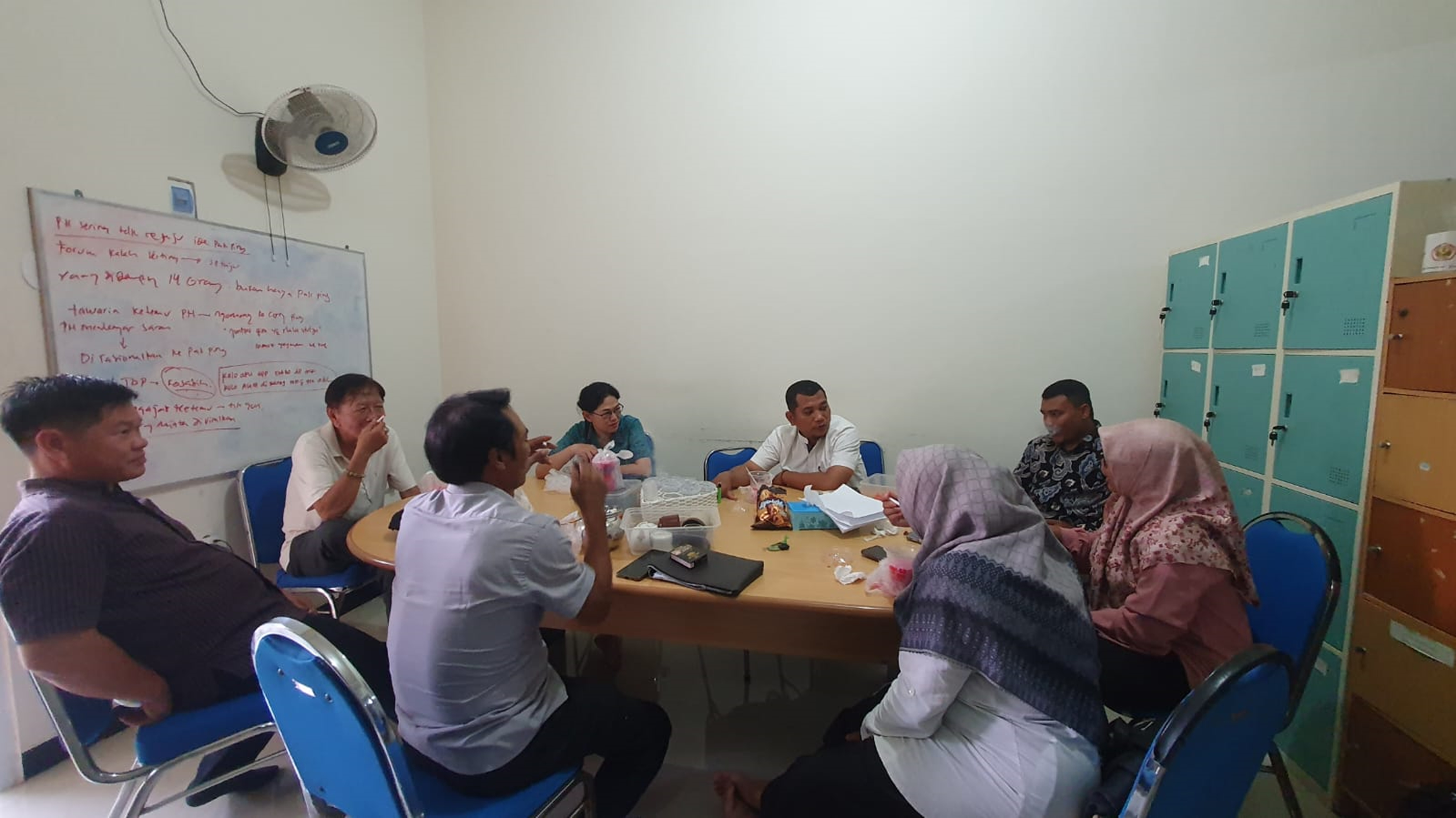 Tim kuasa hukum pengurus dan penilik TITD Kwan Sing Bio dan Tjoe Ling Kiong Tuban periode 2025-2028 dari LBH KP Ronggolawe rapat bersama sebelum sidang di Pengadilan Negeri Tuban.