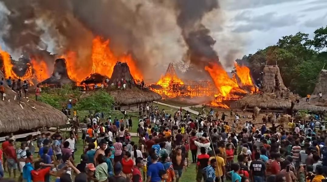 28 rumah adat di Kampung Waru Wora, Sumba Barat terbakar.