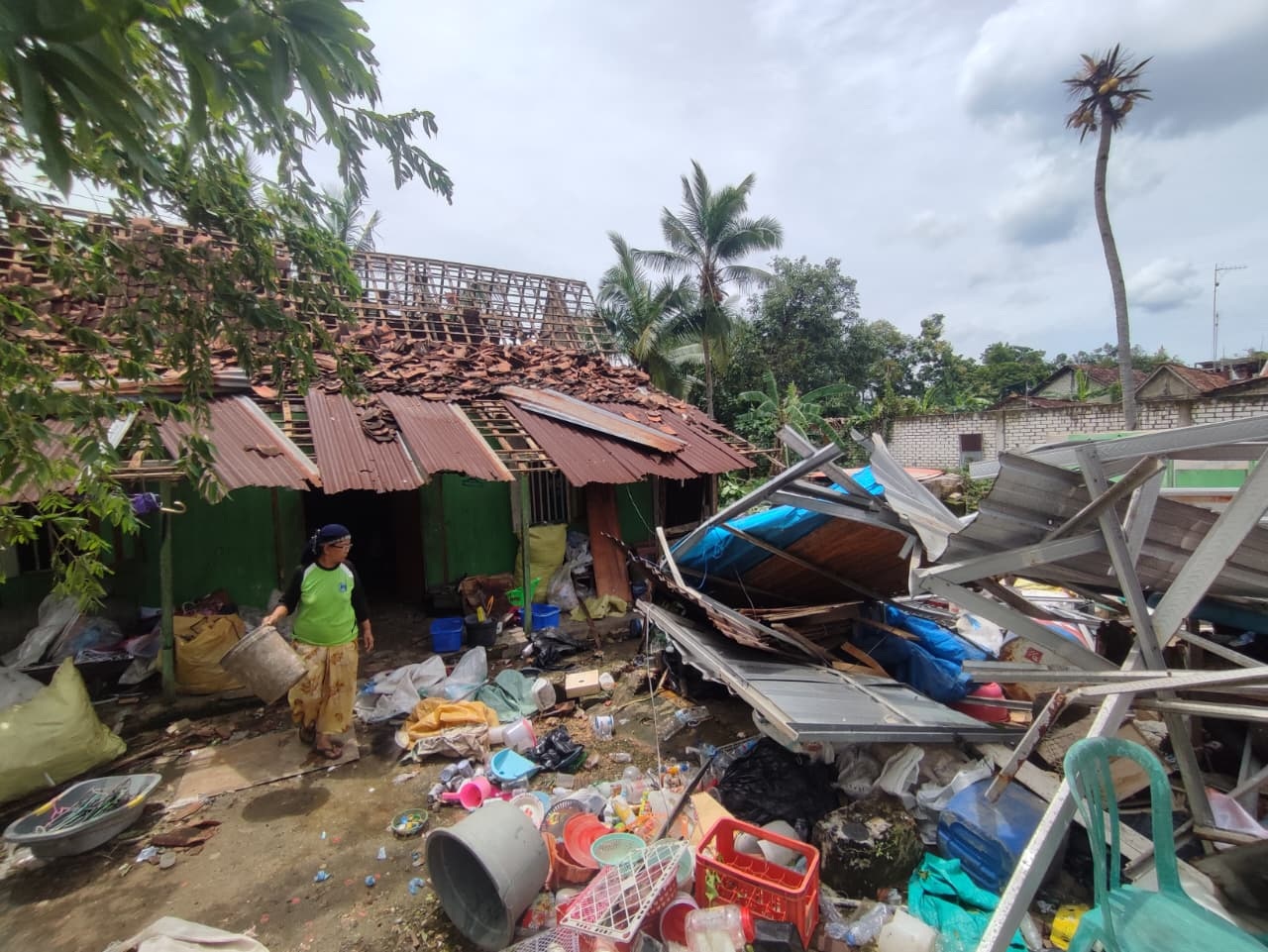 Kondisi salah satu rumah warga di Dusun Krajan, Desa Penambangan, Kecamatan Semanding sehari pasca diterjang angin kencang, kemarin (9/12).