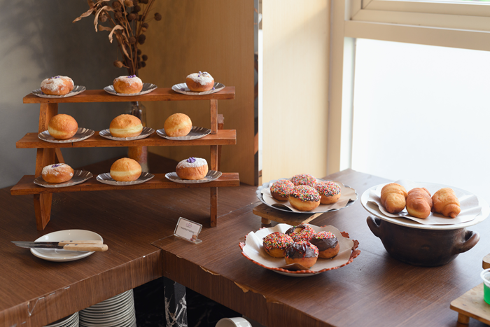 De La Charis Hotel kembali memanjakan masyarakat lewat promo breakfast buffet Rp40 ribu, cocok untuk pekerja hingga keluarga.