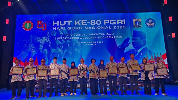 Institusi Unirow Tuban Tuban dan dosen yang meraih penghargaan dari Pengurus Besar PGRI.