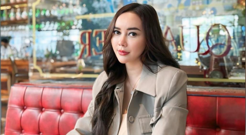 Aura Kasih sambangi Pengadilan Anak urus surat penetapan perwakilan penuh terhadap sang anak.