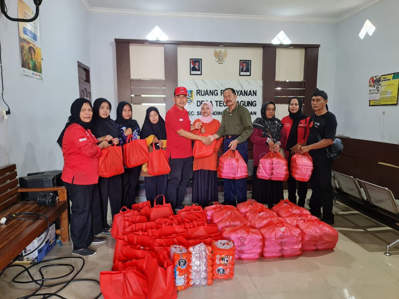 Sekretaris DPC PDIP Tuban menyerahkan bantuan kepada Kades Tegalagung secara sibolis, selanjutnya diserahkan ke masyarakat.