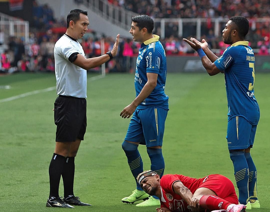 Ilustrasi wasit pertandingan sepakbola di liga Indonesia.