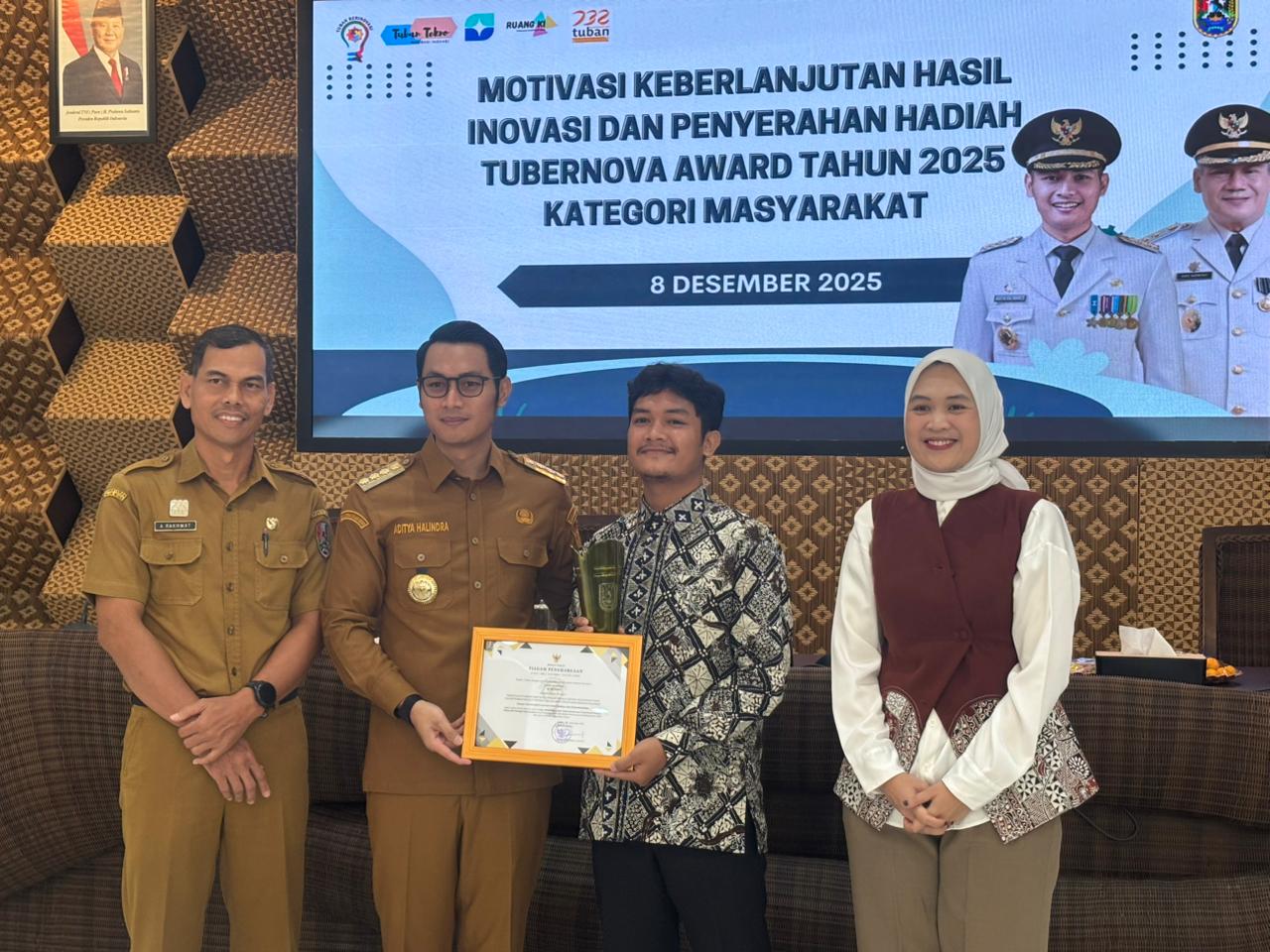 Sabut siwalan diolah menjadi kulit duplikat kaligrafi, membawa Latif Wahyudi meraih penghargaan Terinovatif II.