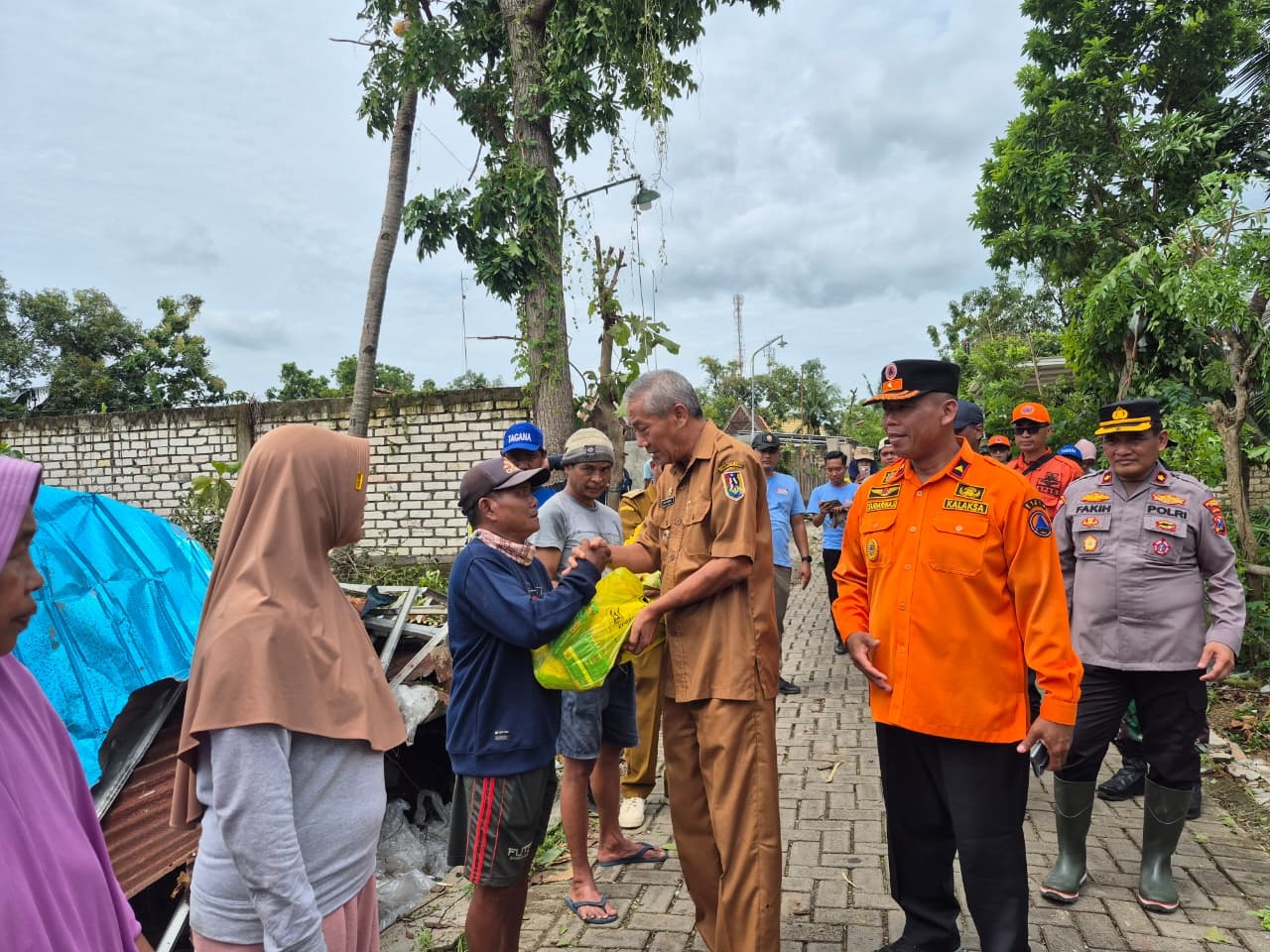 Pemkab Tuban melalui BPBD sigap atasi dampak puting beliung, Wabup Joko Sarwono tinjau langsung kerusakan dan pastikan dukungan bagi warga.