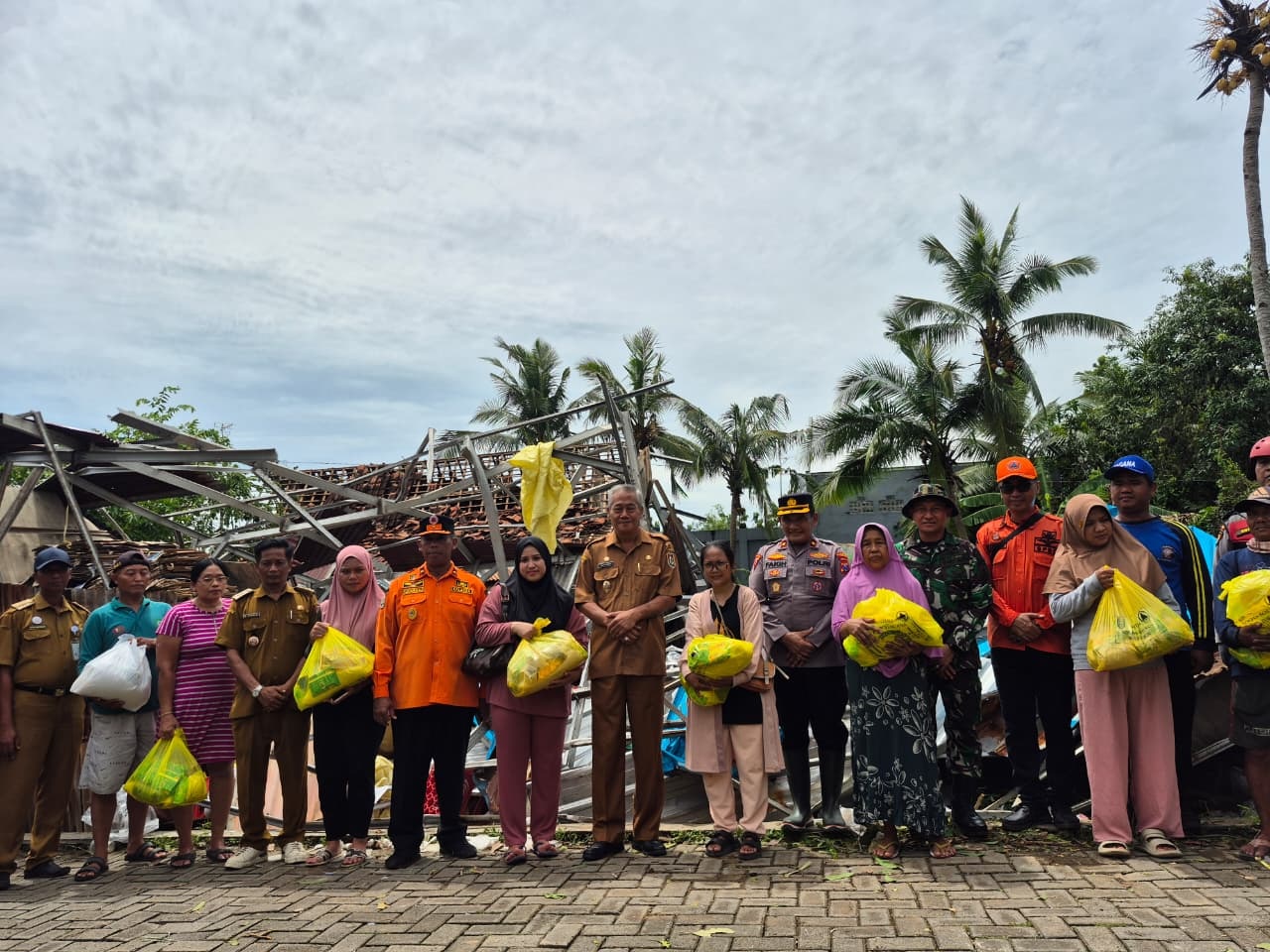 Sejumlah rumah rusak dan pohon tumbang akibat puting beliung di Semanding, Pemkab Tuban salurkan bantuan darurat dan lakukan pemetaan kerusakan.