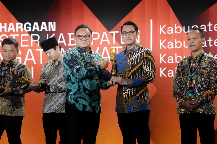 Bupati Tuban Aditya Halindra Faridzky, SE menerima penghargaan Innovative Government Award (IGA) 2025 Kategori Kabupaten Sangat Inovatif.