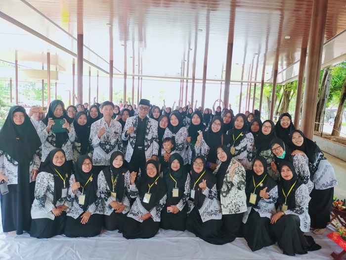 Seluruh kepala KB&ndash;TK dan guru di bawah naungan PGRI se-Kabupaten Tuban bersama tokoh PGRI Tuban hadiri Tasyakuran dan Doa Bersama Paguyuban KB-TK PGRI Kabupaten Tuban di Tuban Abipraya, Kamis (11/12).