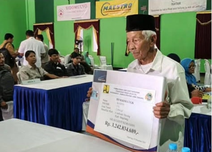 Sugito menunjukkan nilai uang ganti sawah miliknya yang terdampak proyek tol Jogja-Bawen