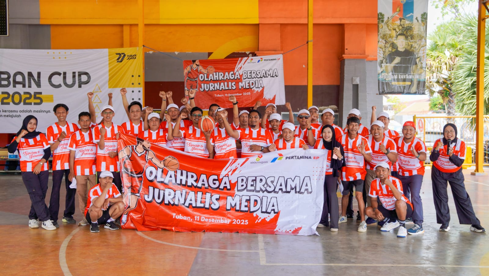 Kegiatan olahraga bersama di GOR Rangga Jaya Anoraga Tuban menjadi ajang kebersamaan antara Pertamina EP Sukowati Field dan insan media.