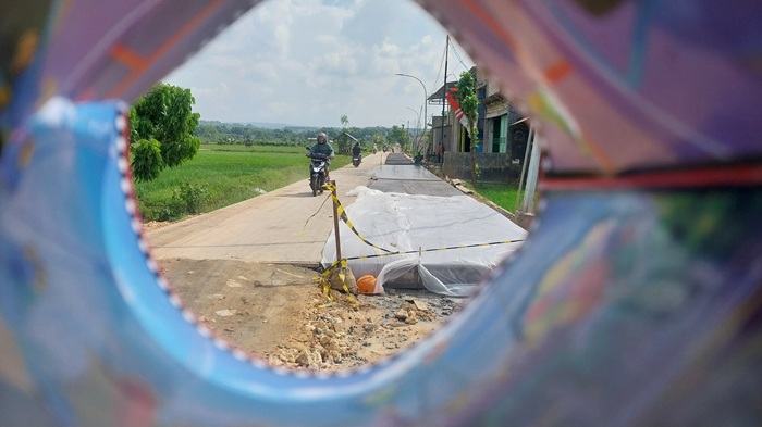 Pembangunan rigid beton di ruas jalan Mulung &ndash; Boto yang masih proses pembangunan.