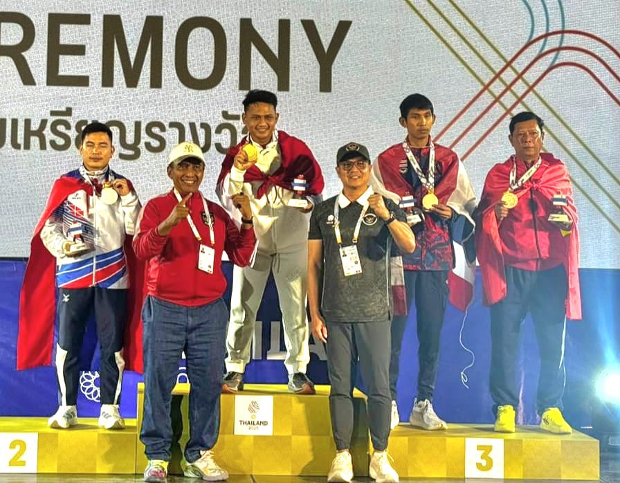 Atlet Petanque Indonesia saat berada di podium.