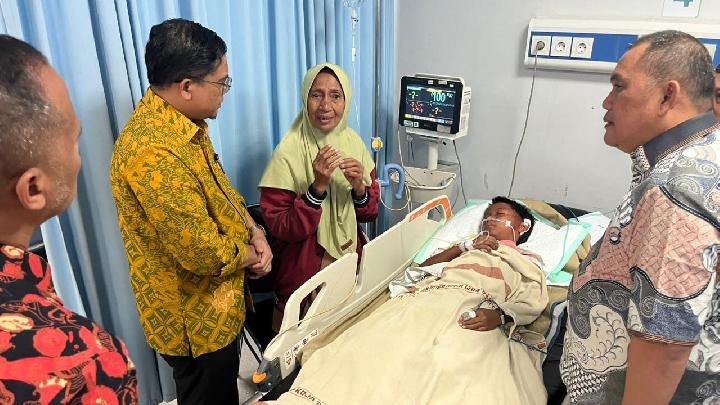 Dirjen Dikdasmen Gogot Suharwoto menjenguk korban insiden mobil MBG di RSUD Koja