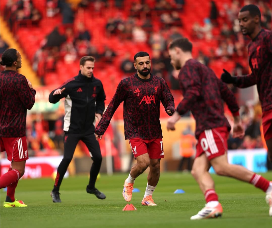 Mohammed Salah dan beberapa rekannya di Liverpool saat pemanasan sebelum pertandingan