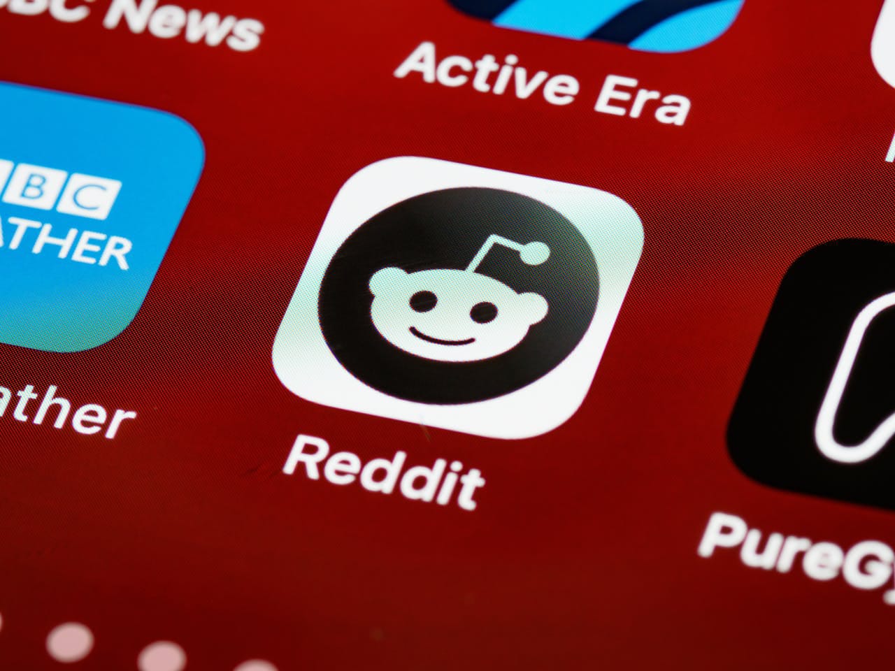 Reddit mulai uji coba fitur centang abu-abu pada akun terpilih.