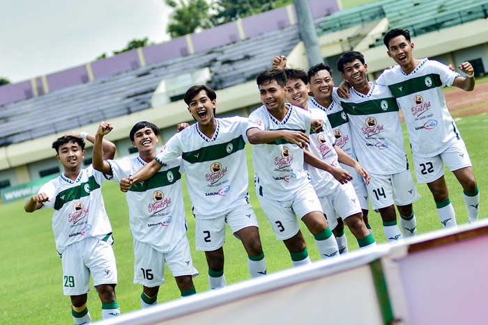 Aksi pemain Bumi Wali FC ketika menghadapi hadangan pemain Lamongan FC pada pertandingan babak penyisihan Grup C Liga 4 Kapal Api Piala Jawa Timur di Stadion Bumi Wali.