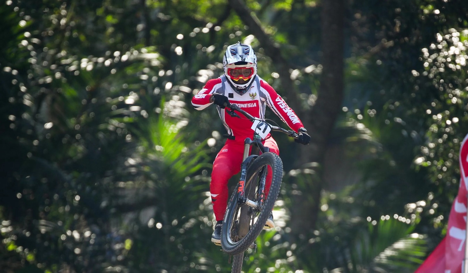 Rendy Varera saat beraksi di MTB Downhill di SEA Games 2025.
