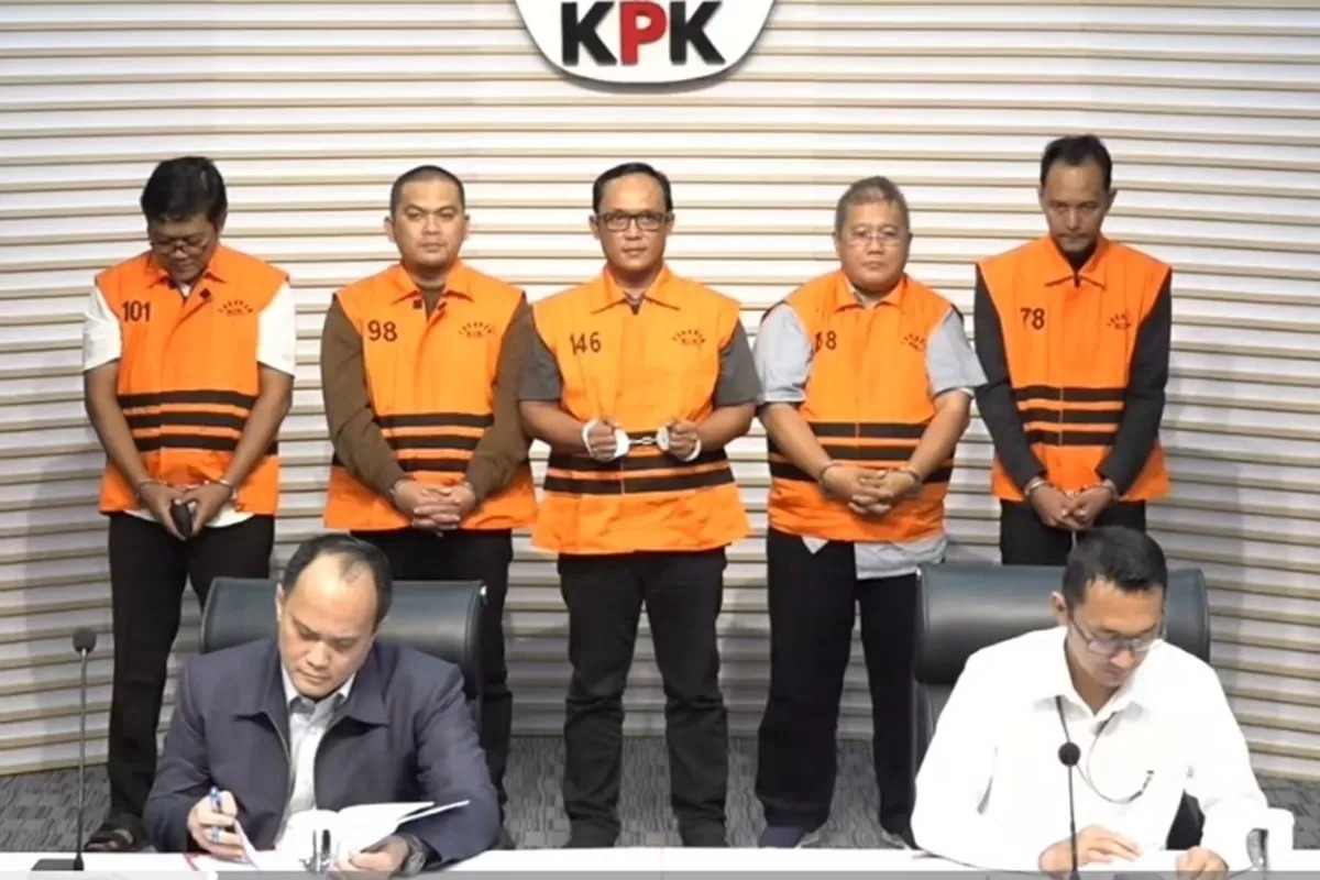 KPK resmi menetapkan Bupati Lampung Tengah Ardito Wijaya bersama empat orang lainnya sebagai tersangka.