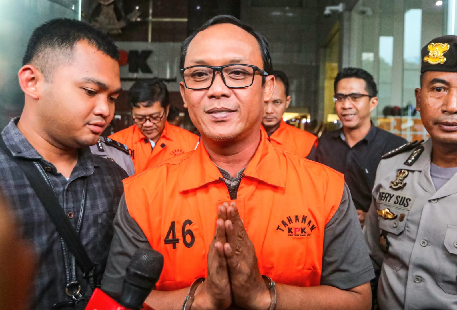 Bupati Lampung Tengah Ardito Wijaya (tengah) dihadirkan saat konferensi pers penahanan di Gedung KPK, Jakarta, Rabu (11/12).