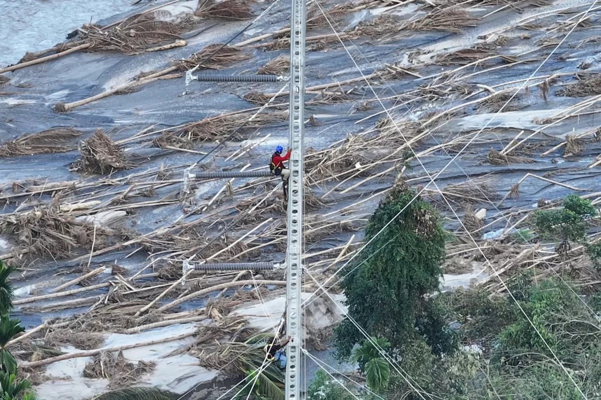 Pembangunan tower listrik darurat di daerah bencana Aceh.