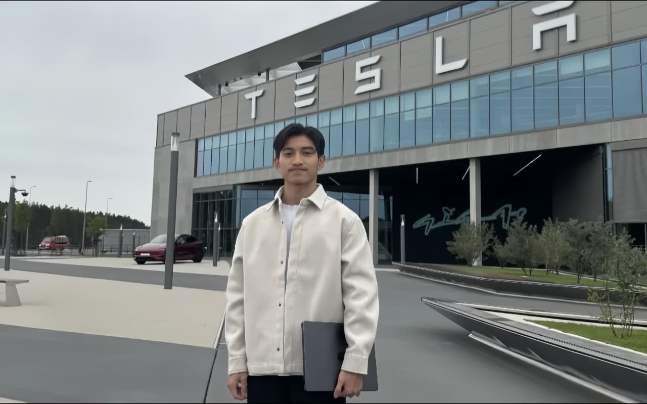 Potret Evan Haidar sebagai lulusan International Business HTW Berlin yang kini menapaki karier profesional di Tesla Berlin.