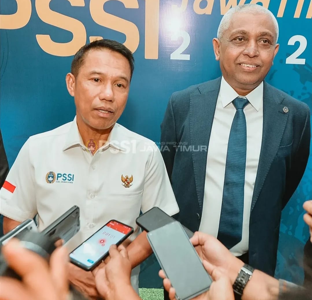 Sekjen PSSI, Yunus Nusi, dan Ketua PSSI Jatim, Ahmad Riyadh, saat acara kongres PSSI Jatim