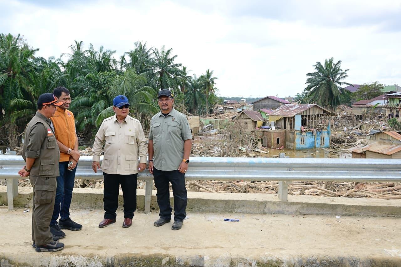 Presiden RI Prabowo Subianto meninjau langsung potongan kayu gelondongan yang terbawa banjir