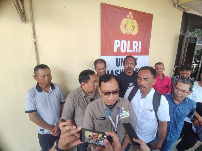 Penasihat hukum pelapor, Brigjen TNI (Purn) Agus Hari Suyanto menemui awak media usai mendatangi Satreskrim Polres Tuban, kemarin (12/12).