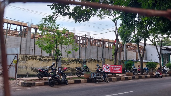 Bangunan Sarpras Mapolres Tuban masih proses pengerjakan. Sarpas tersebut dipotret dari Jalan Mastrip.